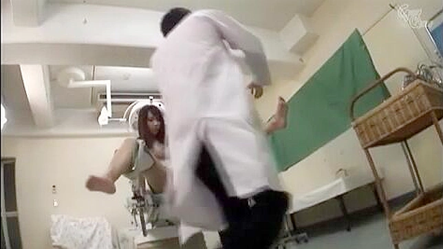 日本の熟女が婦人科医にチンポで診察される
