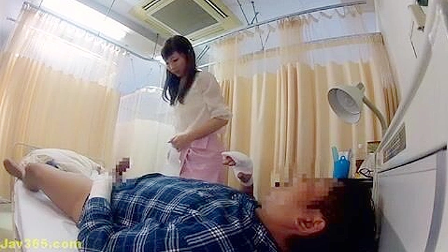 東洋のポルノ・ビデオで、こっそり患者が秘密の手コキで幸運を得る