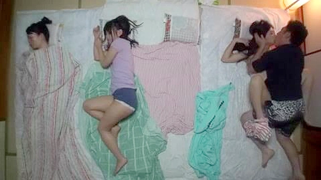 母親の新しいボーイフレンドが、皆が寝ている間に10代の娘たちを犯す