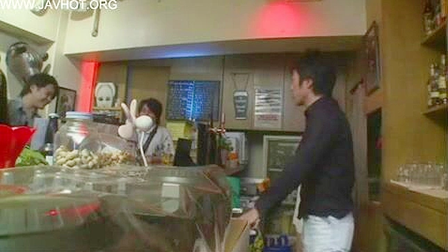 日本のバーテンダーが酔った客に性的搾取を行った。