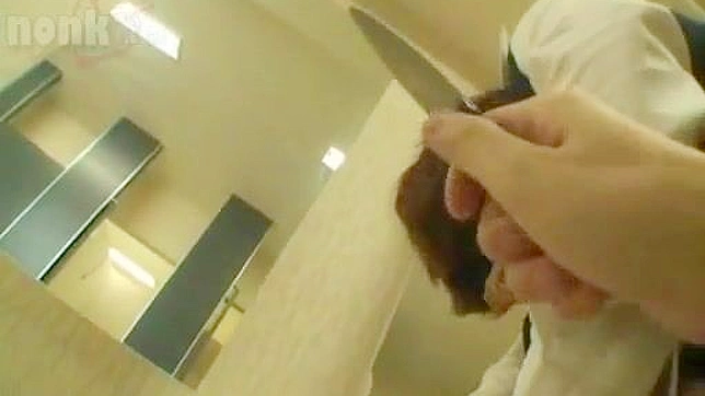 公衆トイレの恐怖 - アジアの少女が見知らぬ男にナイフで残忍な仕打ちを受ける