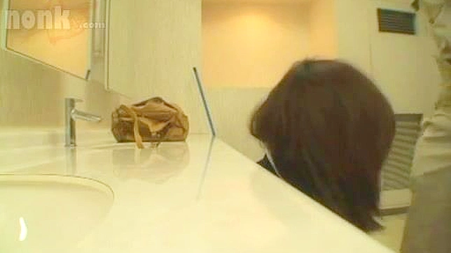 公衆トイレの恐怖 - アジアの少女が見知らぬ男にナイフで残忍な仕打ちを受ける