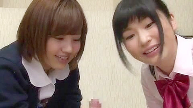日本の女子校生がトイレで同級生のチンコと秘密のセックスを楽しむ