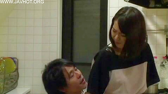 日本セクシー女優、姉と婚約者とキッチンで官能的なサプライズ