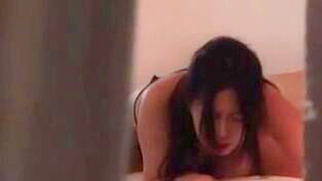 妹の秘めた欲望が兄によって満たされる、スチームな日本のポルノビデオ