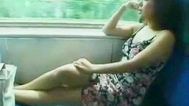 ニッポンの熟女が電車の中で若いスタッドにダブルチームされる