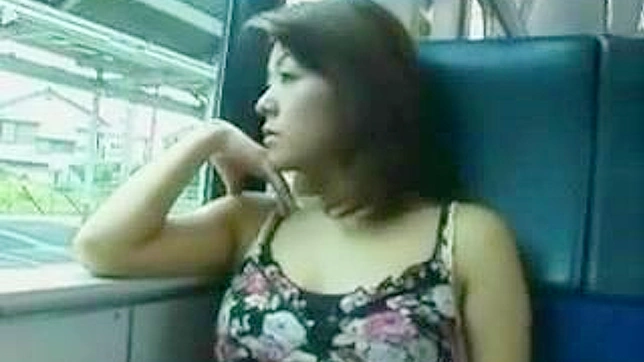 ニッポンの熟女が電車の中で若いスタッドにダブルチームされる
