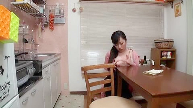 日本の家政婦が台所のテーブルで秘密の一人遊びをする様子がカメラに収められた
