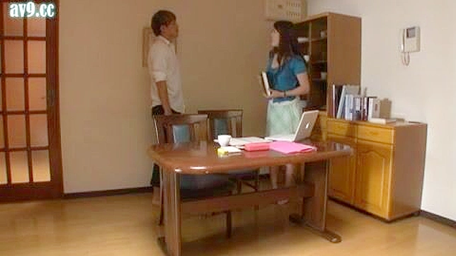 日本の巨乳熟女が義理の息子にアソコに指を入れられながら、夫とエッチな話をする。