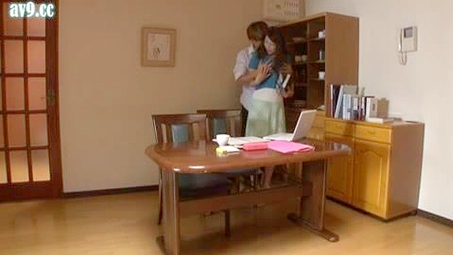 日本の巨乳熟女が義理の息子にアソコに指を入れられながら、夫とエッチな話をする。