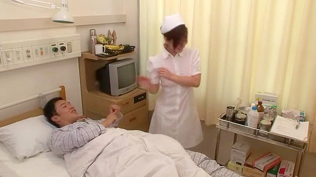 セクシーな看護師が不品行な患者の急襲とファックに驚く