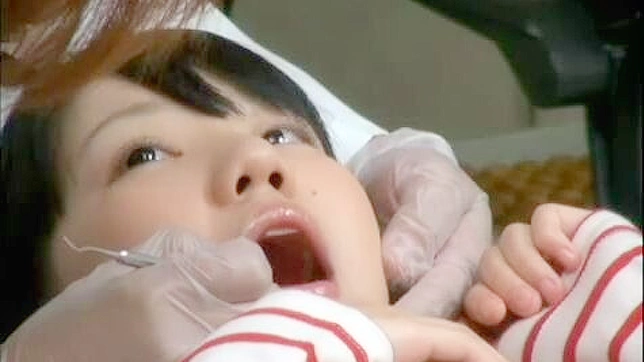 無意識の10代処女のオマンコが麻酔下の歯科医にクリームを塗られる