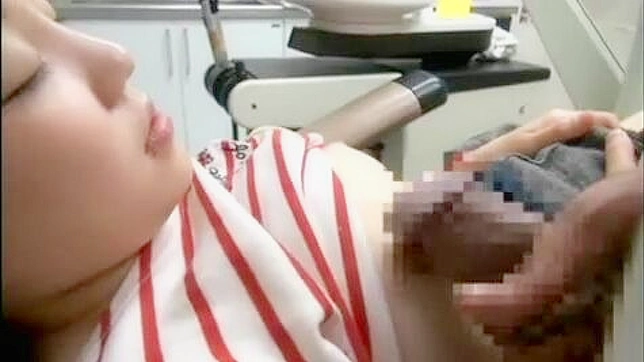 無意識の10代処女のオマンコが麻酔下の歯科医にクリームを塗られる