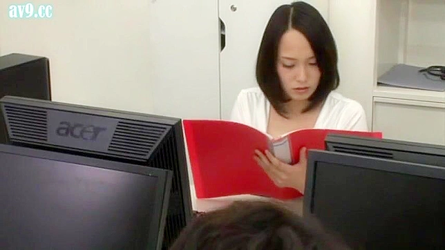 オフィスで同僚にモテモテ？この日本のポルノビデオは、あなたの夜のスパイスになるだろう！