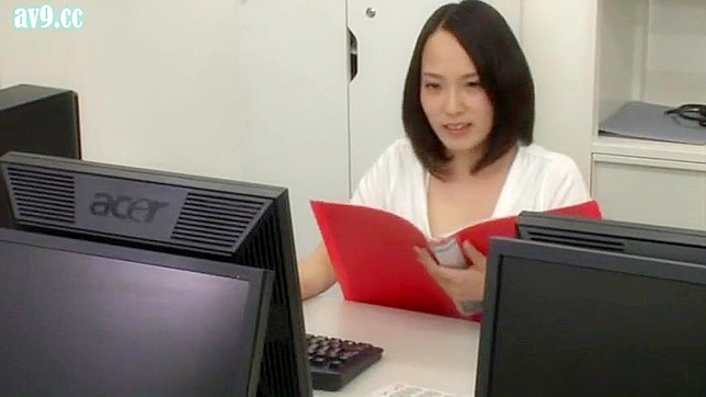 オフィスで同僚にモテモテ？この日本のポルノビデオは、あなたの夜のスパイスになるだろう！