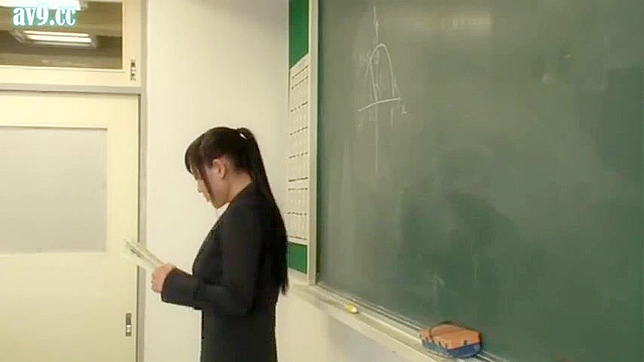 日本の女子学生、授業中に変態教授に犯される
