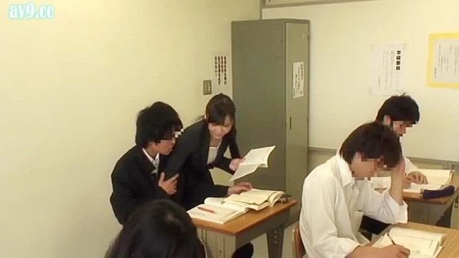 日本の女子学生、授業中に変態教授に犯される