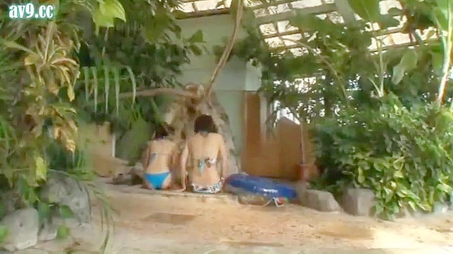 日本の巨乳ビキニ美女、公衆プールで無差別男に性的暴行を受ける