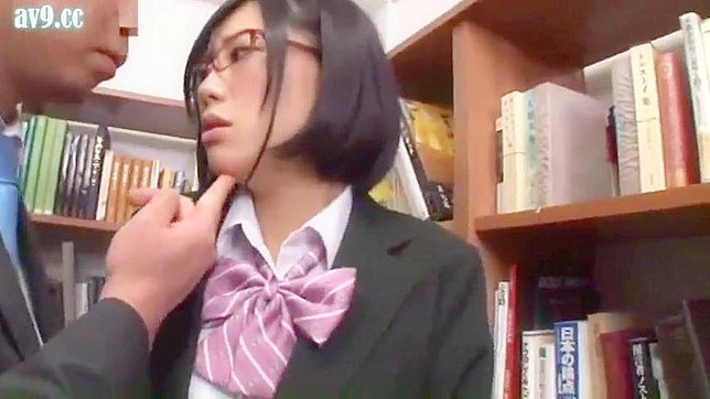 ニッポン・ポルノ・ビデオ - セクシーな女生徒が狡猾な司書に釘付けにされる