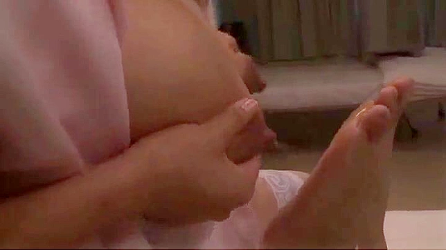 授乳中の看護婦が患者に親密なケアをする - HD XXX JAV TUBE