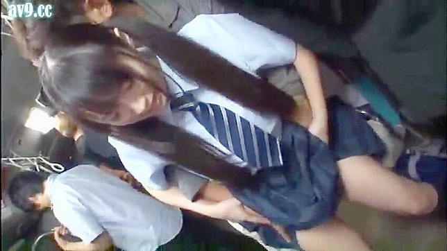 やる気のない10代の少女が、日本で変質者に公開股間を触られ、犯される。