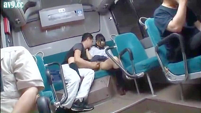 公共交通機関での乱暴なセックス - 日本で10代の若者が見知らぬ男に体を触られる