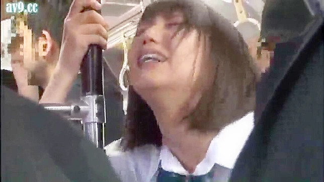 公共バスのスキャンダル - 無情なマニアが日本でかわいいティーンに手を出し、ファックする