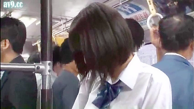 公共バスのスキャンダル - 無情なマニアが日本でかわいいティーンに手を出し、ファックする