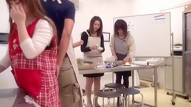 寿司に誘惑されて - 料理学校のシェフ、アジア人生徒と禁断の関係