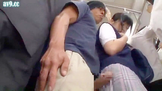 バスの中で日本の男たちに公衆の面前で乱暴される。