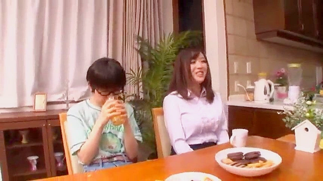 日本の熟女と息子のプライベートレッスンがキッチンで大暴れする