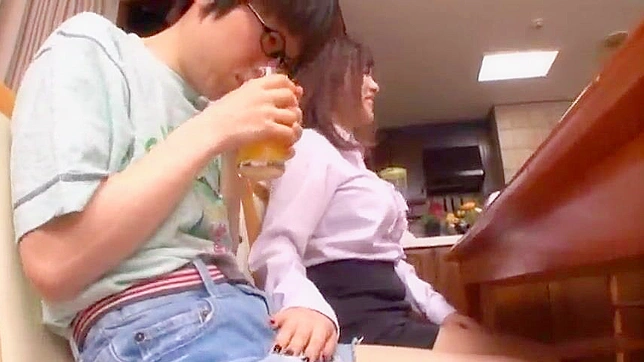 日本の熟女と息子のプライベートレッスンがキッチンで大暴れする