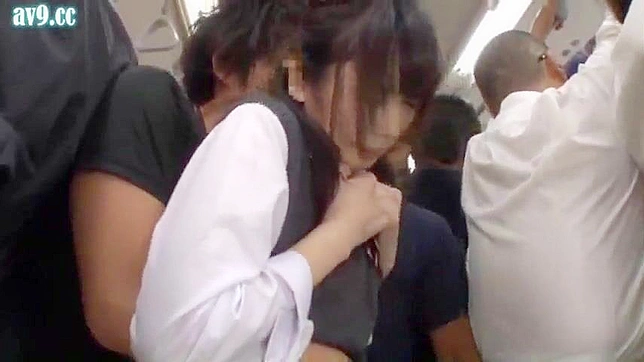 バスに乗った不運な少女をフィーチャーした日本のポルノビデオ