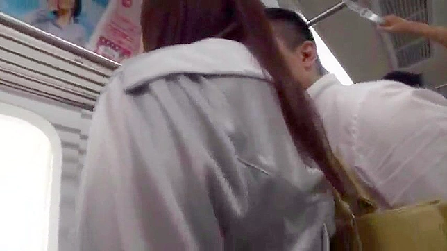 東京の電車内での親密な出会い - アジアの女の子の秘密の欲望