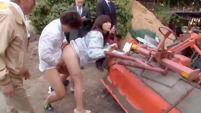 日本のホットハウスでセクシーなサプライズ！衛生検査官、製品検査の代わりに農民に犯される。