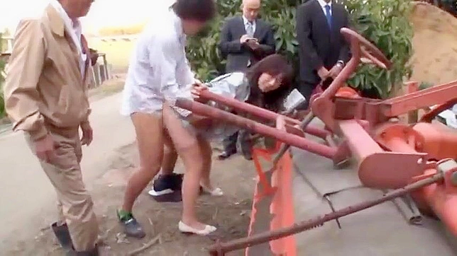 日本のホットハウスでセクシーなサプライズ！衛生検査官、製品検査の代わりに農民に犯される。