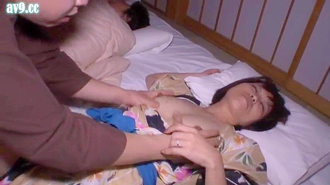 セクシーなアジア人妻、眠そうな夫の前で隣人に誘惑される