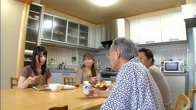 セクシーなおじいちゃんと若い日本人メイドが、バスルームで蒸し暑い邂逅を果たす