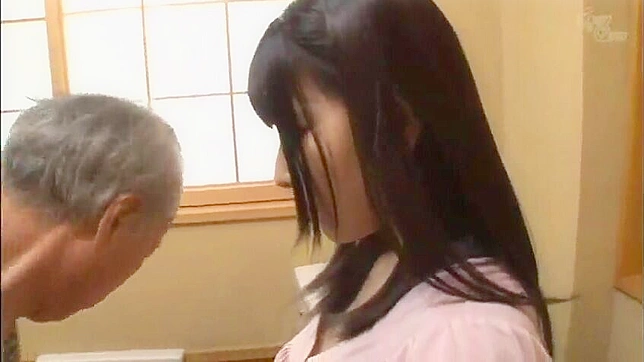 セクシーなおじいちゃんと若い日本人メイドが、バスルームで蒸し暑い邂逅を果たす