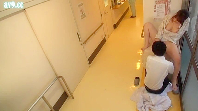 巨乳患者がクリニックの廊下で日本人医師と親密になる