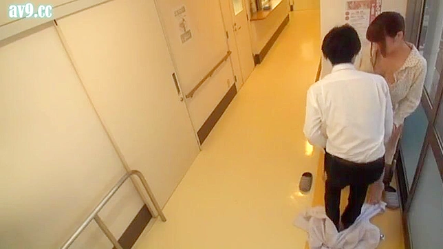 巨乳患者がクリニックの廊下で日本人医師と親密になる