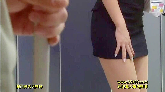 魅惑的な清掃員が短いスカートの若い東洋人の上司を利用する
