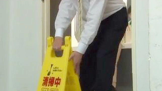 公衆トイレでの性的暴行がカメラに収まる