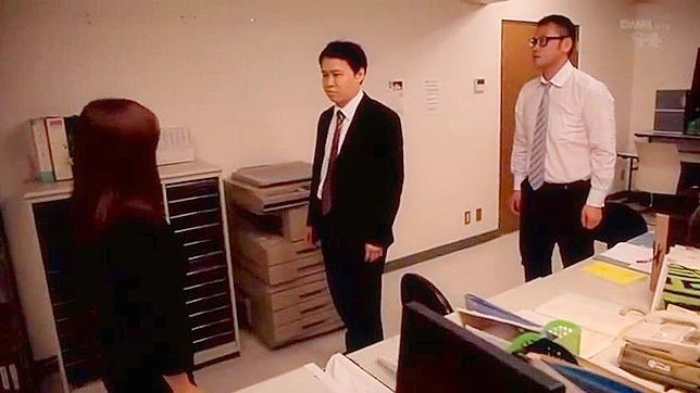 エッチなオフィスでの情事 - 縛られた同僚の前で、秘書が上司と乱暴なセックスをする。