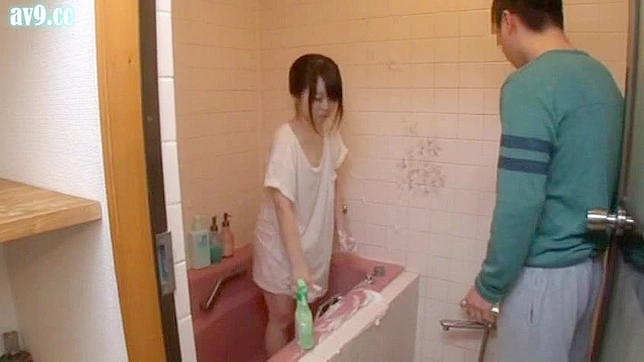 メイド・シークレットサービス - バスルームの大掃除を手伝う