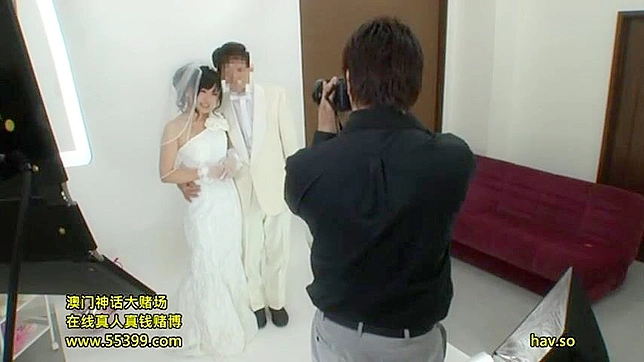 セクシーな若い花嫁が、寝ている夫の隣で撮影スタッフと秘密の逢瀬をする。