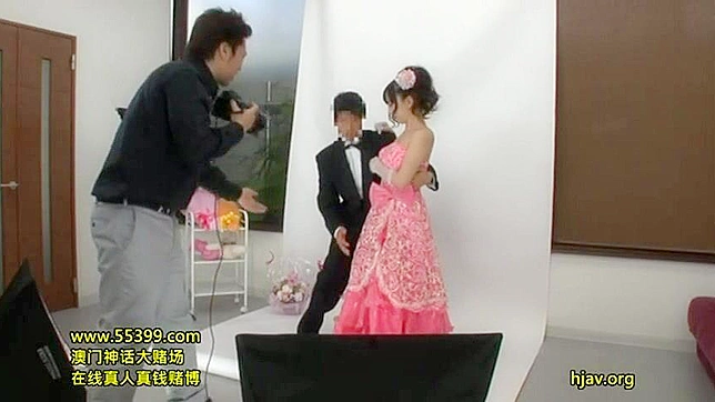 セクシーな東洋の花嫁が結婚式の撮影でカメラマンを誘惑する