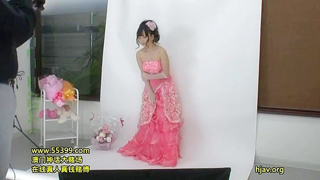 セクシーな東洋の花嫁が結婚式の撮影でカメラマンを誘惑する