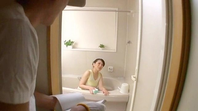 ランジェリー姿でバスルームを掃除するセクシーな日本の妻が、宅配便の配達員に捕まった。