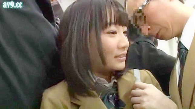 セクシーな女子校生が公共電車でセクシーな女教師に犯される